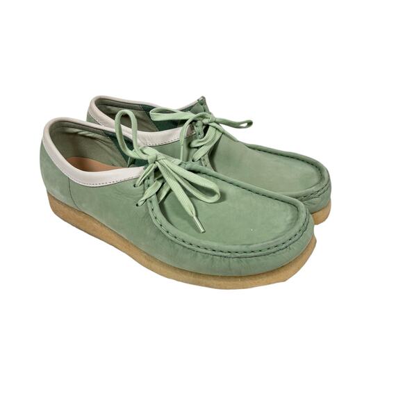 SIZE 9.5 LIGHT GREEN MEN'S CLARKS WALLABEES - Picture 1 of 8